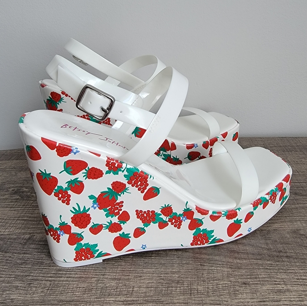 Betsey Johnson Strawberry Wedges NIB Size 10